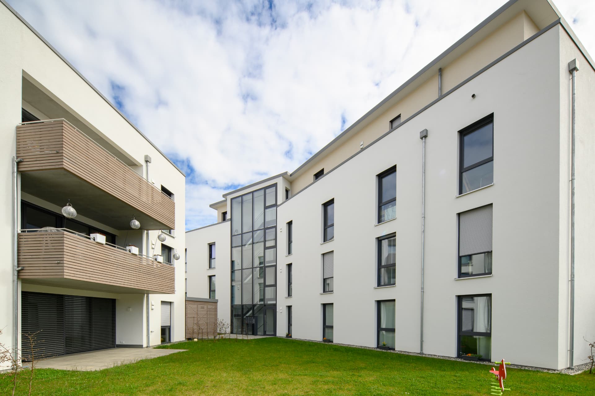 Mehrfamilienhaus mit modernen Balkonen und Glasfassade