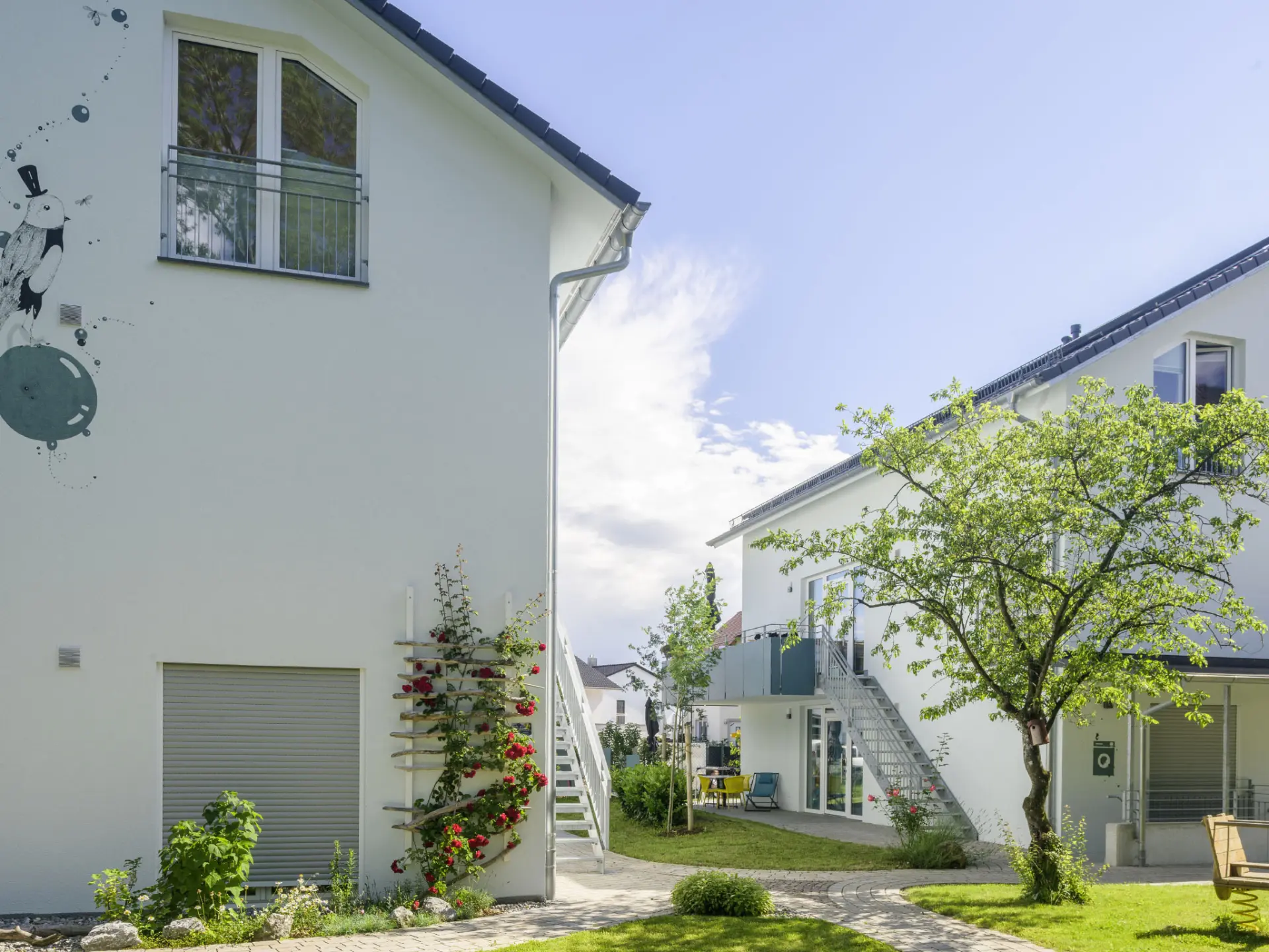 Innenhof der Ferienwohnanlage Kluftern mit Grünanlage und Zugangsbereich