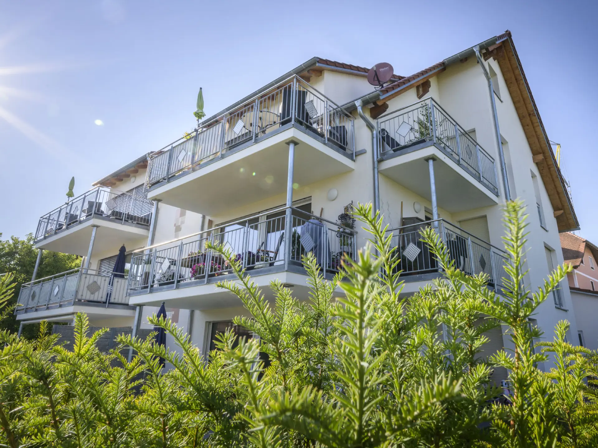 Balkonansicht des Sechsfamilienhauses in Hagnau am Bodensee