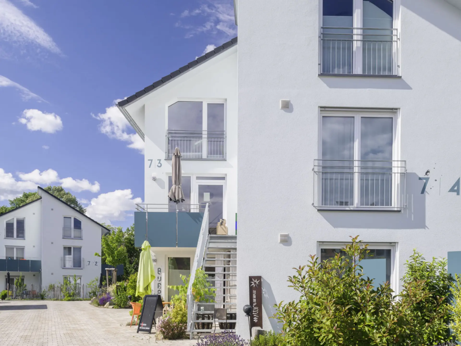 Fassadenausschnitt der Ferienwohnanlage Kluftern mit Balkonen und Eingangsbereich