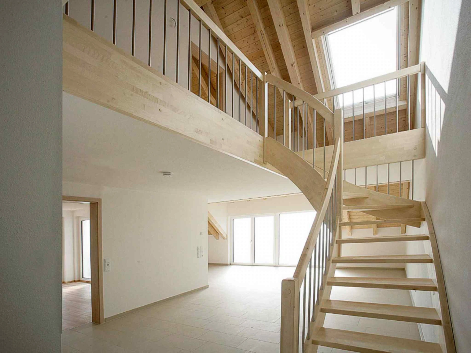 Helles Wohnen mit Holztreppe im Sechsfamilienhaus Hagnau