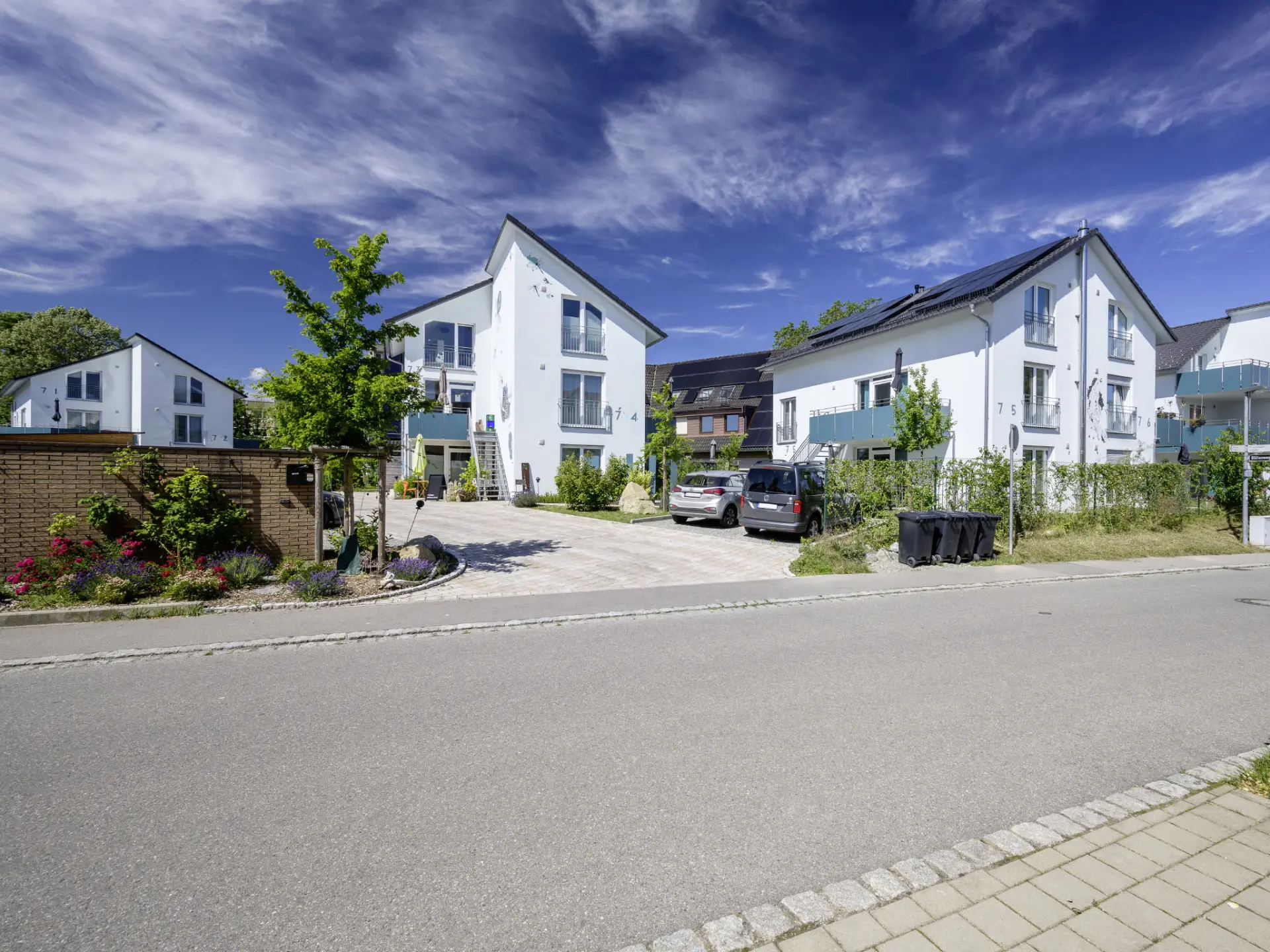 Ferienwohnanlage in Friedrichshafen-Kluftern – Straßenansicht der Wohnhäuser